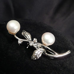 Broach with white pearls